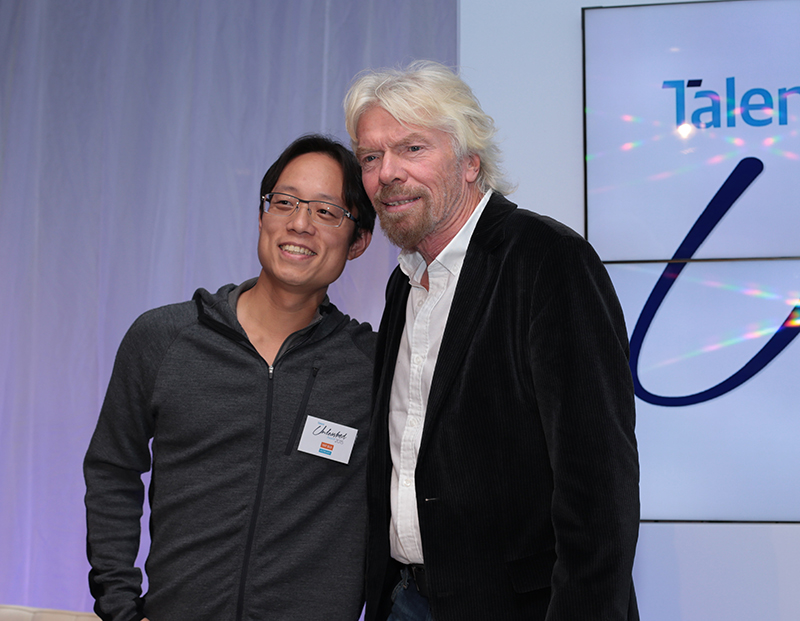 維珍集團創辦人 Sir Richard Branson 與 Outblaze 創辦人蕭逸。Branson 與蘋果公司共同創辦人 Steve Wozniak 於2014年創辦Talent Unleashed Awards，蕭逸當時擔任亞太區評判。